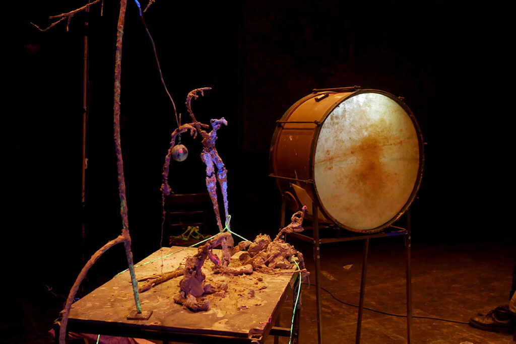 Foto des Theaterstück überALL unterALL des Figurentheaters Wilde & Vogel in Leipzig (foto Dana Ersing).