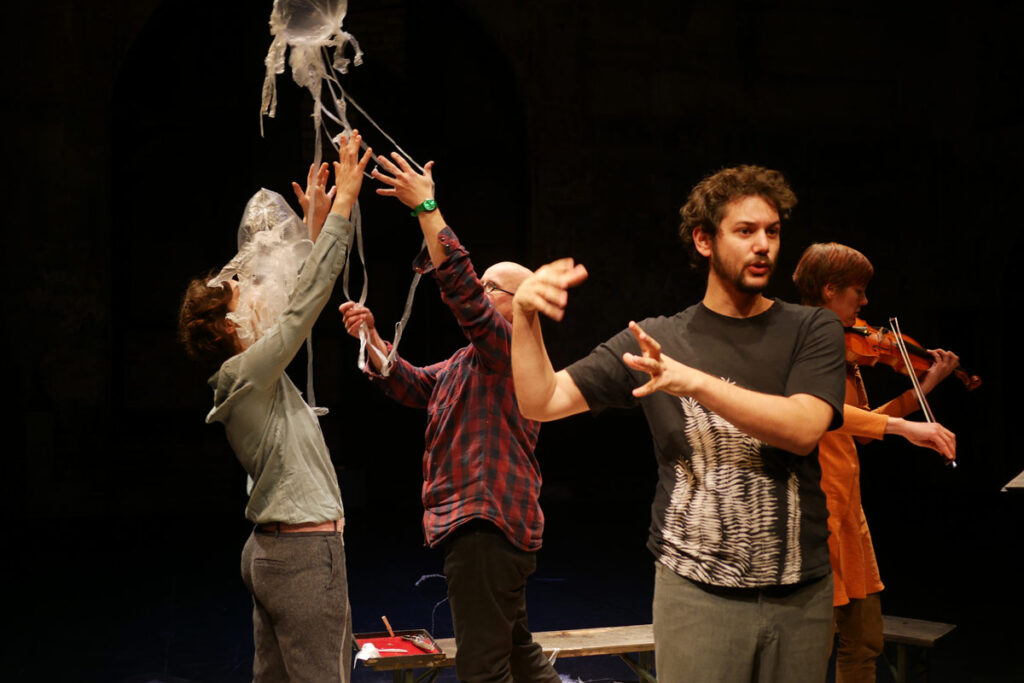 Photo of the play Dust - Staub by Figurentheater Wilde & Vogel in Leipzig (photo Dana Ersing).