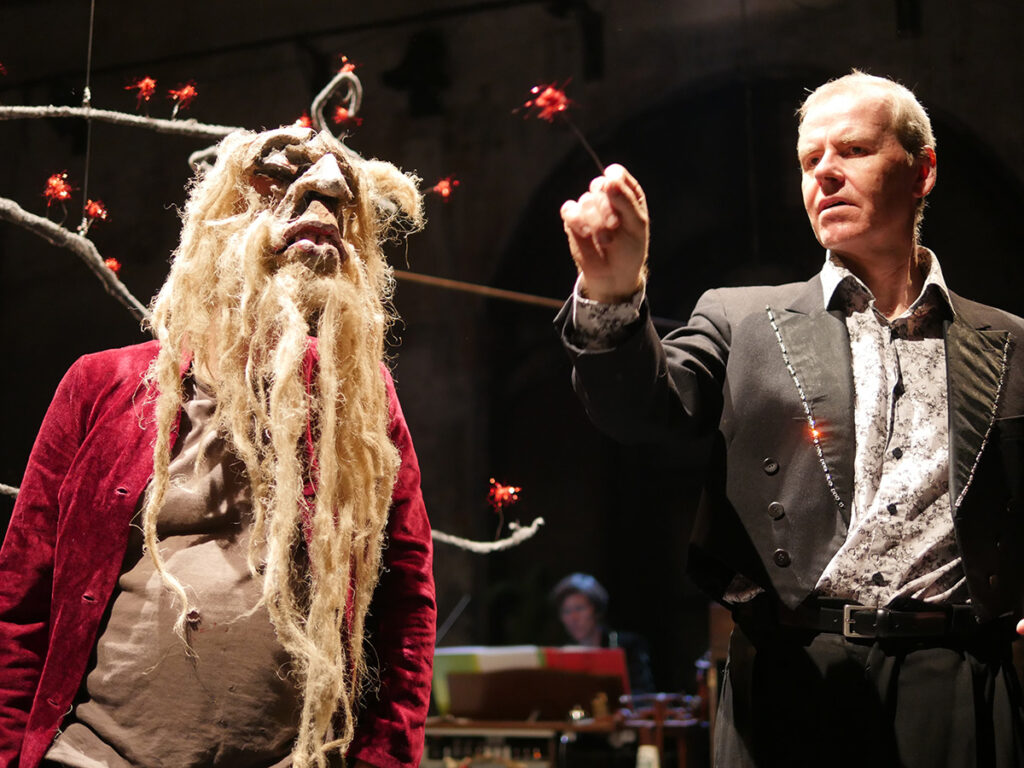Photo of the play The Sensitivity of Giants, by Figurentheater Wilde & Vogel in Leipzig (photo Thilo Neubacher).