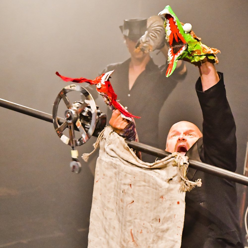 Foto des Theaterstück Krabat des Figurentheaters Wilde & Vogel in Leipzig (foto Michał Strokowski).