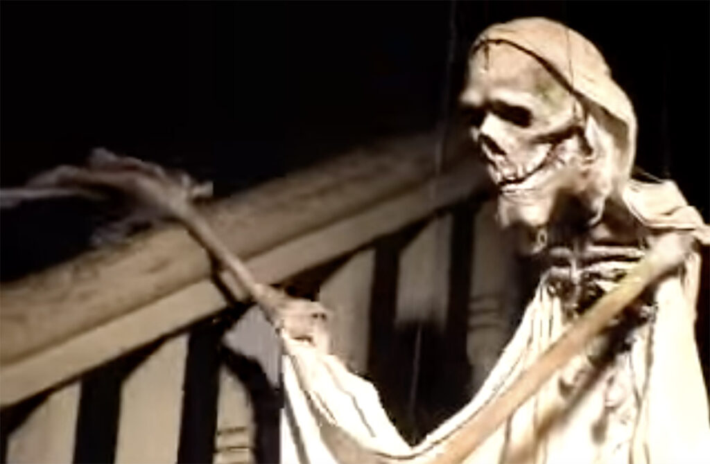 Screenshot of the music video People get ready, with Michael Vogel's Marionettes and Florian Feisel for the band The Frames.