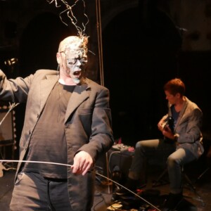 Foto des Theaterstück Die Blumen des Bösen des Figurentheaters Wilde & Vogel in Leipzig (foto Dana Ersing).