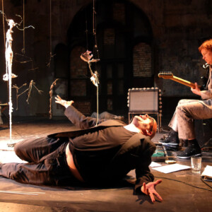 Photo of the play The Flowers of Evil, by Figurentheater Wilde & Vogel in Leipzig (photo Dana Ersing).