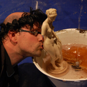 Photo of the play Playing Faust, by Figurentheater Wilde & Vogel in Leipzig (photo Robert Voss).