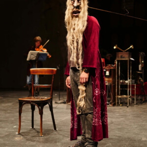 Foto des Theaterstück Die Empfindsamkeit der Giganten des Figurentheaters Wilde & Vogel in Leipzig (foto Thilo Neubacher).