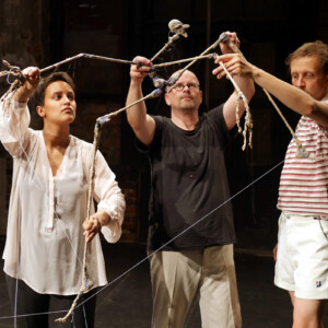 Photo of the play Trying to sit on the air, by Figurentheater Wilde & Vogel with Lehmann & Wenzel, Leipzig (Photo Dana Ersing).