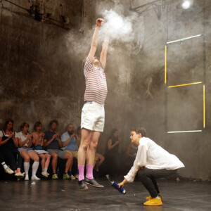 Photo of the play Trying to sit on the air, by Figurentheater Wilde & Vogel with Lehmann & Wenzel, Leipzig (Photo Dana Ersing)